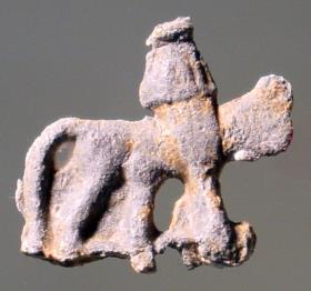 Rest von Pferd und Reiter (?; letzterer vom Gürtel aufwärts ab)