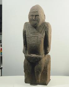 Kumanische Statue mit Helm, Brustpanzer und Reitstiefeln