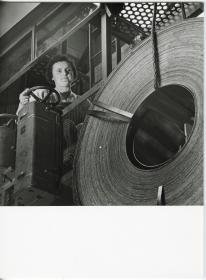 Robert Bosch GmbH, Arbeiterin transportiert einen Coil