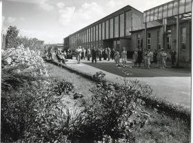 Robert Bosch GmbH, Mittagspause im Freien vor dem Werk Bamberg
