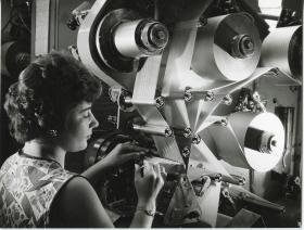 Robert Bosch GmbH, Arbeiterin an einer Wickelmaschine im Zünderwerk Stuttgart