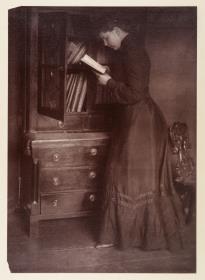 Ohne Titel (Dame am Bücherschrank)