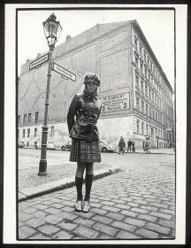 Nicole de Lamargé in Schotten-Kilt und Lederjacke