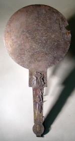 Archaischer Spiegel mit reliefiertem Griff: oben zwei Sphingen, darunter stehender Jüngling, unten Gorgoneion (fragmentiert)