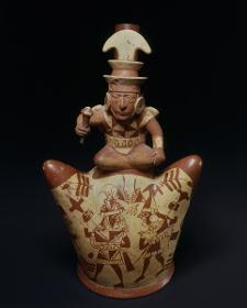 Applikation: sitzende anthropomorphe Figur auf dem Berg; Fineline Painting: Krieger