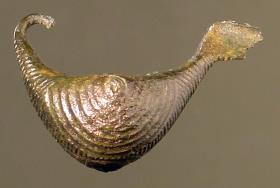 Kahnfibel mit Dekor