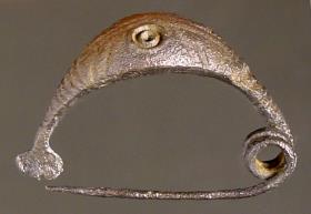 Schiffchenfibel mit gravierten Strichen und Kreisen