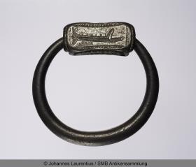 Grosser Ring / kleiner Armring mit gravierter Schiffsdarstellung in Kopfplatte