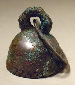 "Eine silberne Glocke mit Ring zum Aufhängen"