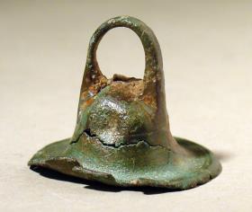 Flache breite Glocke, am Rand hutartig abgeflacht