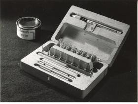 Robert Bosch GmbH, Kasten mit Bauteil (Einspritzdüse?)