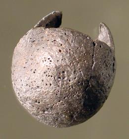 Halbkugeliger Knopf mit Bandöse