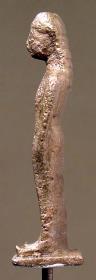 Kleine weibliche archaische Statuette ionischen Stils, bekleidet mit langem Chiton mit Mittelborte und Schnabelschuhen