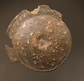 Zierscheibe von Riemenwerk oder Gürtel: gravierte Sternrosette mit Goldinkrustationen (vielleicht eher Fragment eines Dosenortbands)