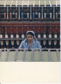 J.F. Adolff AG, Arbeiterin an einer Spinnmaschine