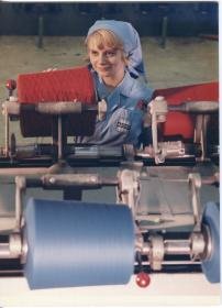 J.F. Adolff AG, Arbeiterin an einer Fachmaschine in der Spinnerei
