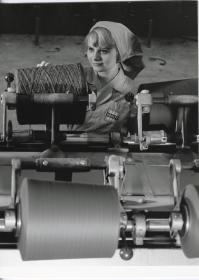 J.F. Adolff AG, Arbeiterin an einer Fachmaschine in der Spinnerei