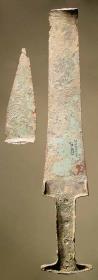 Schwert (wie Inv. 31690, 6) mit absichtlich umgebogener Spitze und vier Nagellöchern im Griff