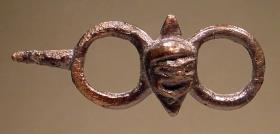 Gerät ähnlich der sog. Bogenspanner mit einer kleinen Maske zwischen zwei Ringen