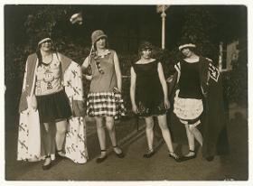 Frauen in Badeanzügen und Capes des Wiener Modellhaus M. Becker (Modellhaus Max Becker, Berlin)