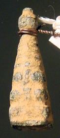 "Gerät nebenstehender Form und Größe". Schmuckstück pyramidaler Form