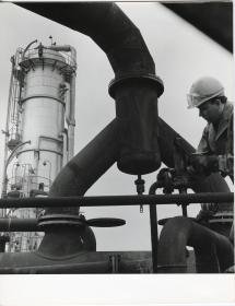 Aral AG, Arbeiter am Rohr einer Raffinerie (vermutlich Gelsenkirchen)