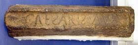 Bleibarren (pane di piombo) mit lateinischer Gussinschrift auf der Oberseite: CAESARIS.AV; auf der Rückseite: CVII (und M)