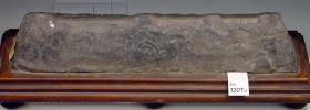 Bleibarren mit drei lateinischen Gussinschriften: MRAI RVFI; Caduceus mit Schleife; FER