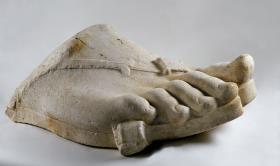 Kolossaler Sandalenfuß