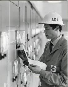 Aral AG, Mitarbeiter einer Raffinerie kontrolliert Messwerte (vermutlich Gelsenkirchen)