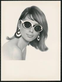 Evelyn Kuhn mit Brille nach Courrèges-Art