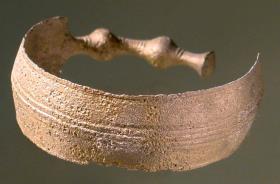 Fragment eines spiralförmigen Armrings