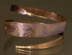 Armring mit einfacher Wellenlinie