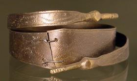 Fragment eines Armbands mit einfacher Wellenlinie (erst später stellte sich die Zugehörigkeit zu Misc. 8064, 89, daher zwei Inventarnummern)