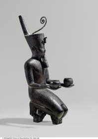 Statuette eines knieenden Königs mit unterägyptischer Krone, Wein in kugeligen Gefäßen opfernd