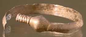 Fragment eines spiralförmigen Armrings