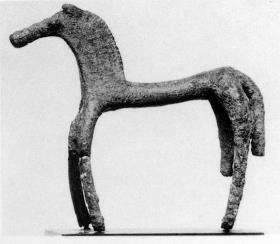 Geometrisches Pferd: "primitives Pferdchen nach Art der in Olympia zahlreich gefundenen Figuren. Rechtes Vorder- und Hinterbein fehlen zum Teil"