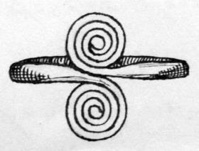 Offener Fingerring aus starkem runden Draht, welcher an beiden Ende zu Spiralen zusammengerollt ist