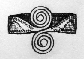 Offener Fingerring aus schmalem, dünnem Blechstreifen; eine der aufgerollten Spiralen fehlt
