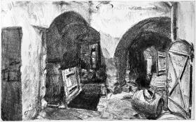 Hof eines Hauses mit geöffneter Kellerluke