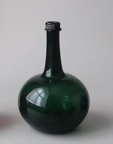 Enghalsflasche mit Montierung