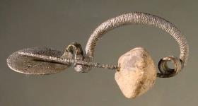 Bogenfibel mit Diskusfuβ, mit eingehängtem Tonwirtel