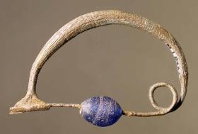 Einfache Bogenfibel mit blauer Glasperle