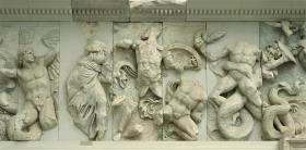 Pergamonaltar, Nordfries - Ausschnitt: Der Dioskur Kastor wird von einem Giganten in den Arm gebissen, sein Bruder Polydeukes eilt ihm zu Hilfe