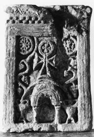 Grabstele mit Nische, crux ansata und Ranken