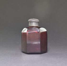 kleine Sechskantflasche mit Montierung