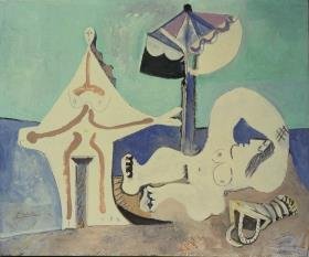 Femme nue allongée sur la plage