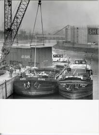 AEG-Kanis GmbH, Entladen von AEG Kanis-Containern von Lastkähnen in einem Flußhafen (Heilbronn?)