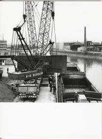 AEG-Kanis GmbH, Entladen von AEG Kanis-Containern von Lastkähnen in einem Flußhafen (Heilbronn?)