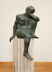 Sitzende mit aufgestütztem Arm